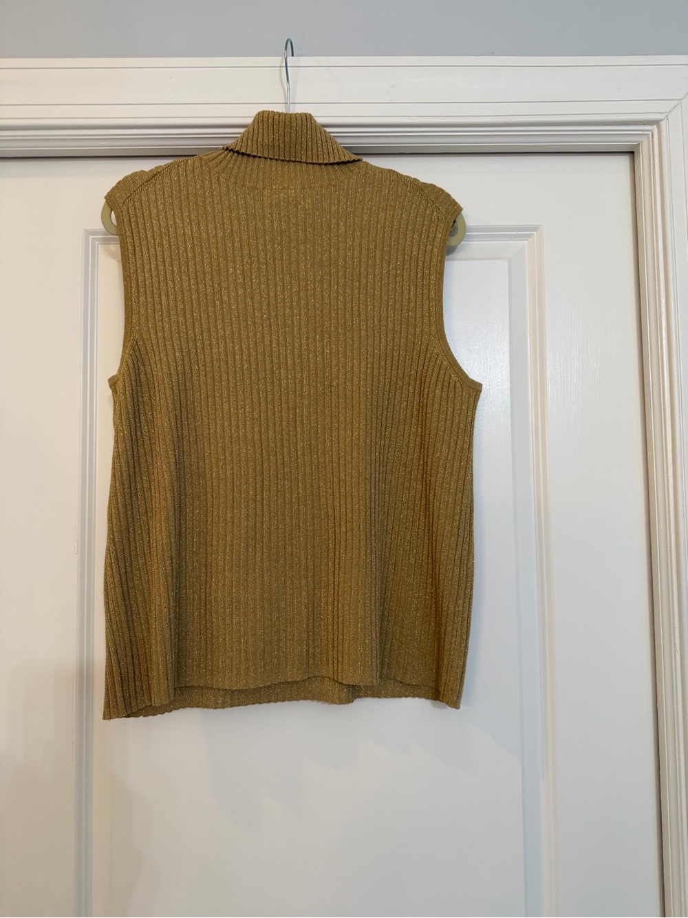 Sleeveless Ribbed Turtleneck Sweater Vest in gold lurex - Picture 6 of 7
